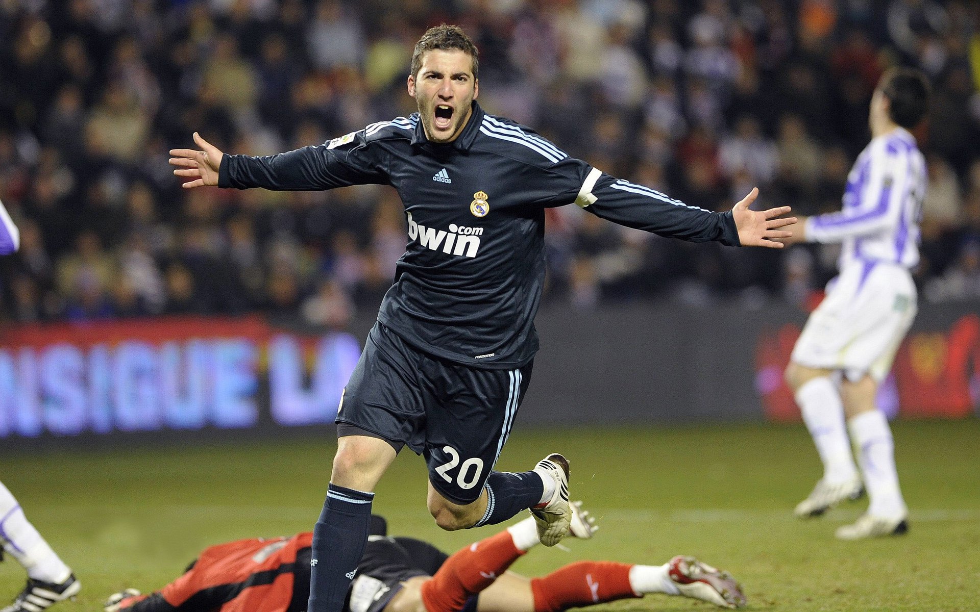 开云体育网页入口-史上最“硬核”篮下争夺：他在攻防转换中的拼搏精神令人敬佩！