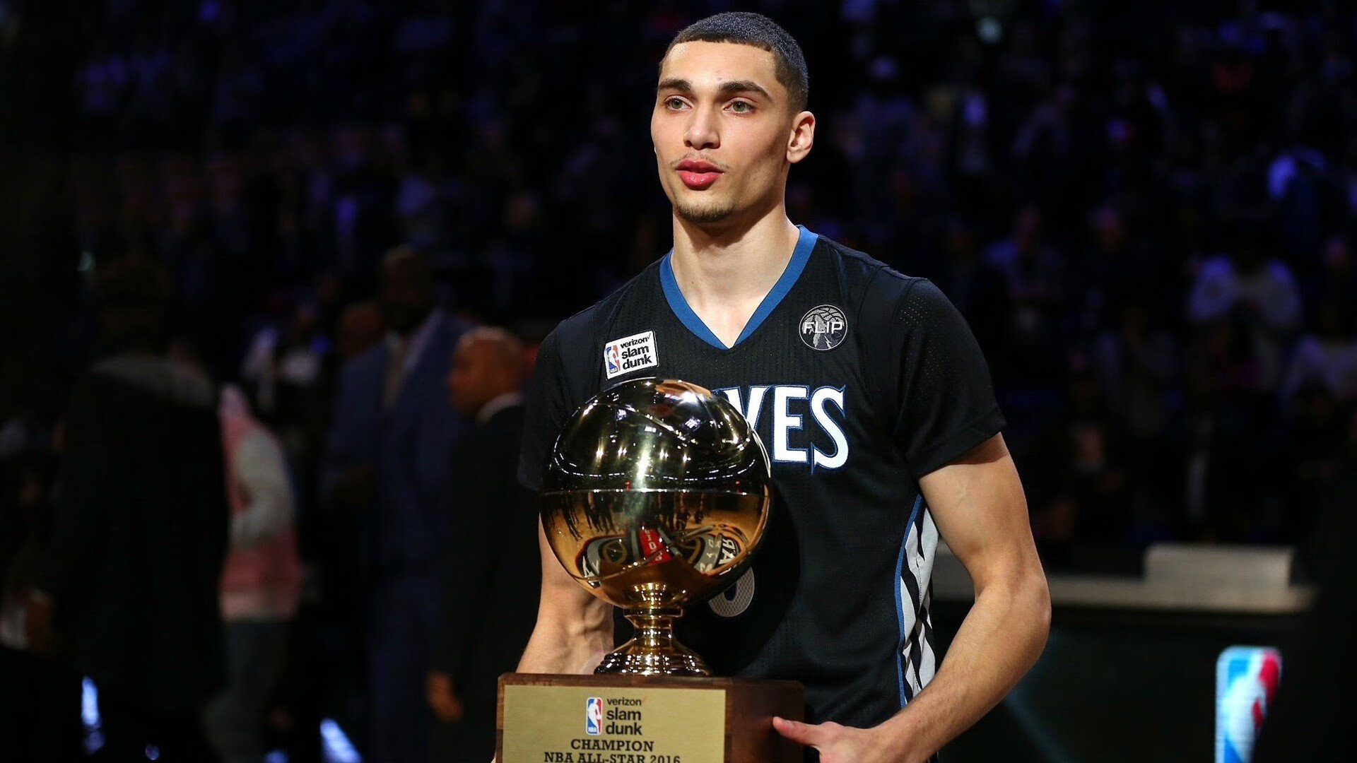 开云在线直播-瑞士球员滑跪庆祝时滑出场外，裁判爆笑，瑞士滑雪队